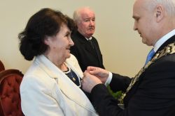 burmistrz przypina medal jubilatce