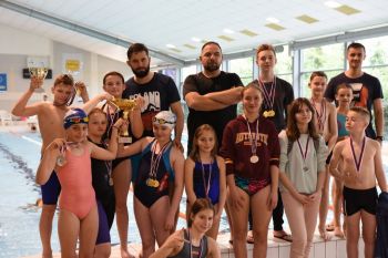 rawscy pływacy z trenerami, medalami i pucharem