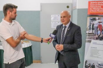 dziennikarz TVP3 Łódź prowadzi wywiad z burmistrzem