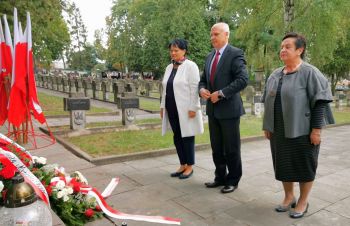 delegacja miasta oddaje hołd pod pomnikiem ofiar II wojny światowej