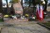 cmentarz wojskowy w Rawie Mazowieckiej, flagi państwowe z prawej strony