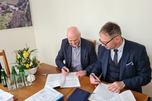 burmistrz Piotr Irla i Dyrektor ds. Produkcji Mariusz Gładki podpisują umowę