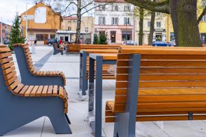 nowe ławki w centrum miasta