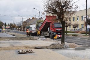 wylewanie asfaltu w ul. Kościuszki
