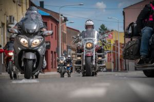 motocykliści jadą ulicami Rawy
