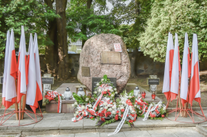 pomnik ofiar II wojny światowej i pomnikiem AK