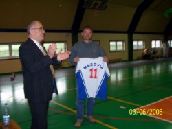 Były zawodnik RKS Mazovia Andrzej Ciołek prezentuje klubową koszulkę