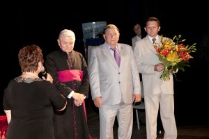 honorowy obywatel prałat Iwanicki na scenie MDK z przewodniczącą i burmistrzami miasta