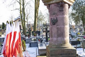 obelisk powstańców styczniowych na rawskim cmentarzu, z lewej strony falgi Polski