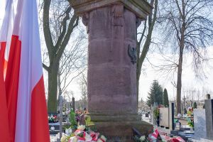 pomnik powstańców styczniowych, wiązanki biało-czerwone i flagi Polski