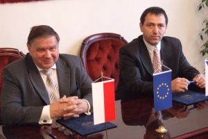 burmistrz miasta i burmistrz Boskovic na uroczystości podpisania umowy, sala w MZR