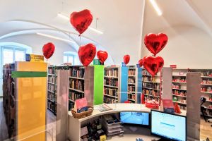 balony w kształcie serc w bibliotece