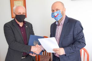 przekazanie umowy i uścisk dłoni Piotra Irli i Tomasza Płonki