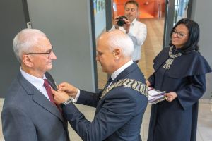 burmistrz przypina jubiltaowi medal