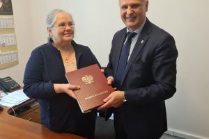 Pani Maria Tałajko z Łódzkiego Urzędu Wojewódzkiego i burmistrz Piotr Irla z egzemplarzami podpisanej umowy
