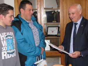burmistrz Irla składa gratulacje braciom: Dawidowi i Mikołajowi Lange