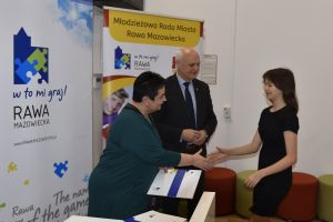 Przewodnicząca Rady Miasta Grażyna Dębska i Burmistrz Miasta Piotr Irla wręczają list gratulacyjny Radnej MRM