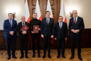 Wojewoda Łódzki i włodarze miast obecni na podpisaniu umów na dofinansowanie budowy centrów opiekuńczo-mieszkalnych