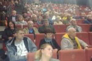 Widownia MDK - mieszkańcy miasta uczestniczący w spotkaniu