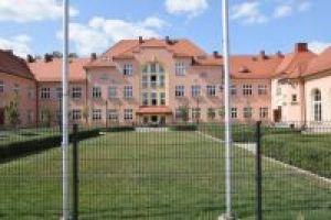 Widok na Szkołę Podstawową nr 1 od strony podwórka