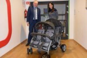 Otwarcie sali sensrorycznej - dwuosobowy wózek, Burmistrz i Dyrektor żłobka