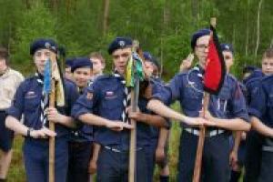 Zgrupowanie harcerzy podczas majówki