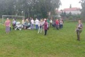 Uczestnicy pikniku podczas rawskich Bernardynek