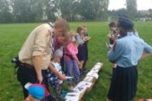 Harcerze i uczestnicy pikniku - wspólne rysowanie