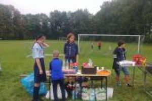 Stoiska harcerskie z przygotowanymi posiłkami