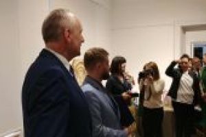 Goście zgromadzeni na otwarciu muzeum