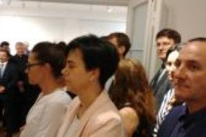 Goście zgromadzeni na otwarciu muzeum