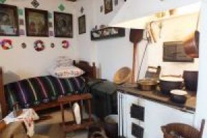 Elementy ekspozycji stałej pn. „Wnętrze izby rawskiej z początku XX wieku”