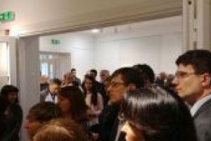 Goście zgromadzeni na otwarciu muzeum