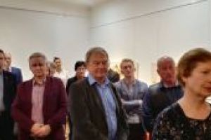 Goście zgromadzeni na otwarciu muzeum