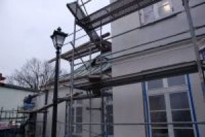 Prace remontowe na zewnątrz budynku muzeum