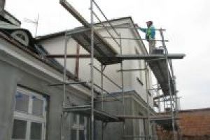 Prace remontowe na zewnątrz budynku muzeum