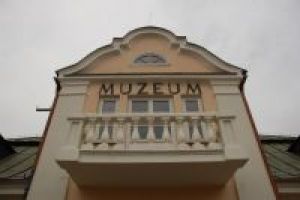 Budynek Muzeum Ziemi Rawskiej - fragment widoku od frontu