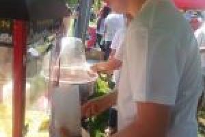 Obchody 3 maja - wydawanie popcornu przez wolontariusza