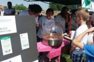Warsztaty z kręcenia waty cukrowej na stoisku Fundacji