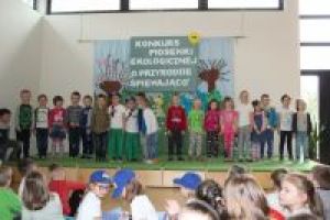 Występy dzieci podczas konkursu piosenki ekologicznej