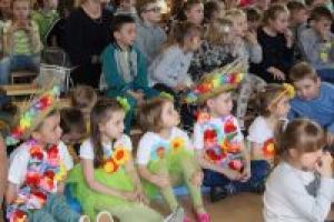 Dzieci oglądają występy konkursu piosenki ekologicznej