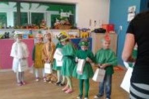 Inscenizacja wiersza "Na straganie" wykonywana przez dzieci