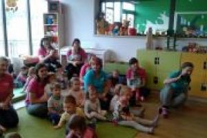 Dzieci oglądają inscenizację wiersza "Na straganie"