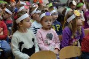 Dzieci podczas imprezy zdrowotnej "Wiem co jemy"