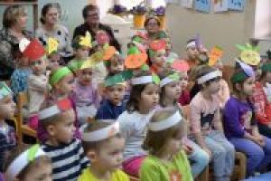 Dzieci podczas imprezy zdrowotnej "Wiem co jemy"