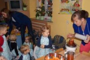 Dzieci pod nadzorem osoby dorosłej przygotowują sok