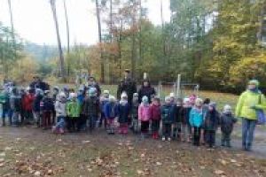 Dzieci w Nadleśnictwie w Spale podczas wycieczki