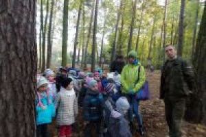 Dzieci w Nadleśnictwie w Spale podczas wycieczki