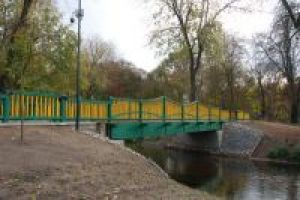 Park miejski - mostek