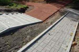 Park miejski - schody i pochylnia dla niepełnosprawnych